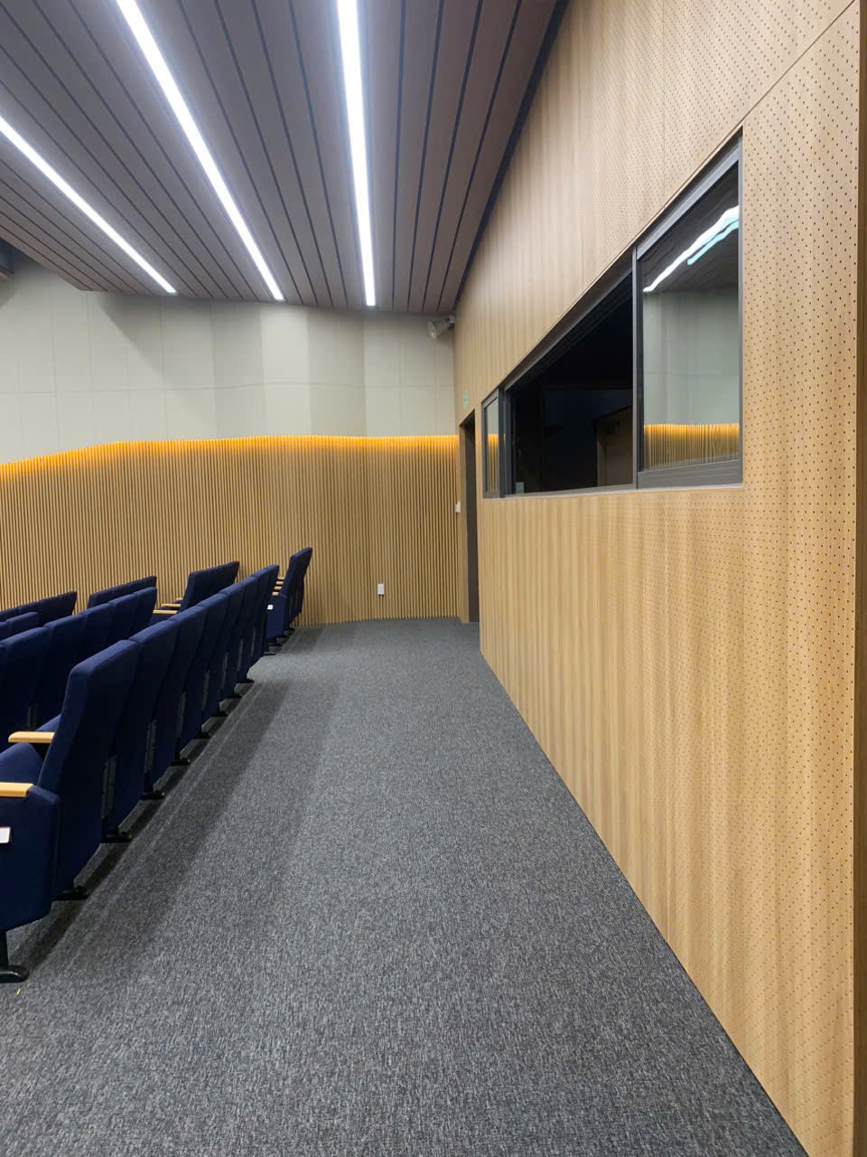 Hội trường sử dụng hệ thống tiêu âm