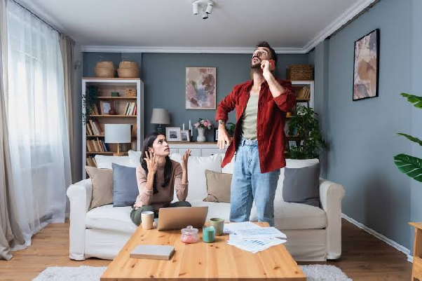 Người đàn ông căng thẳng vì tiếng ồn trong phòng khách