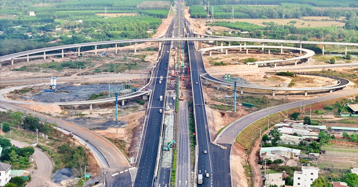 Tường chống ồn cao tốc đã hoàn thiện dọc tuyến đường