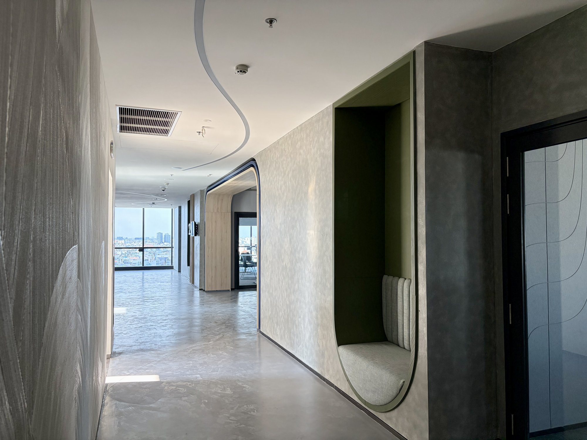 Hành lang tầng 12 Learning Hub