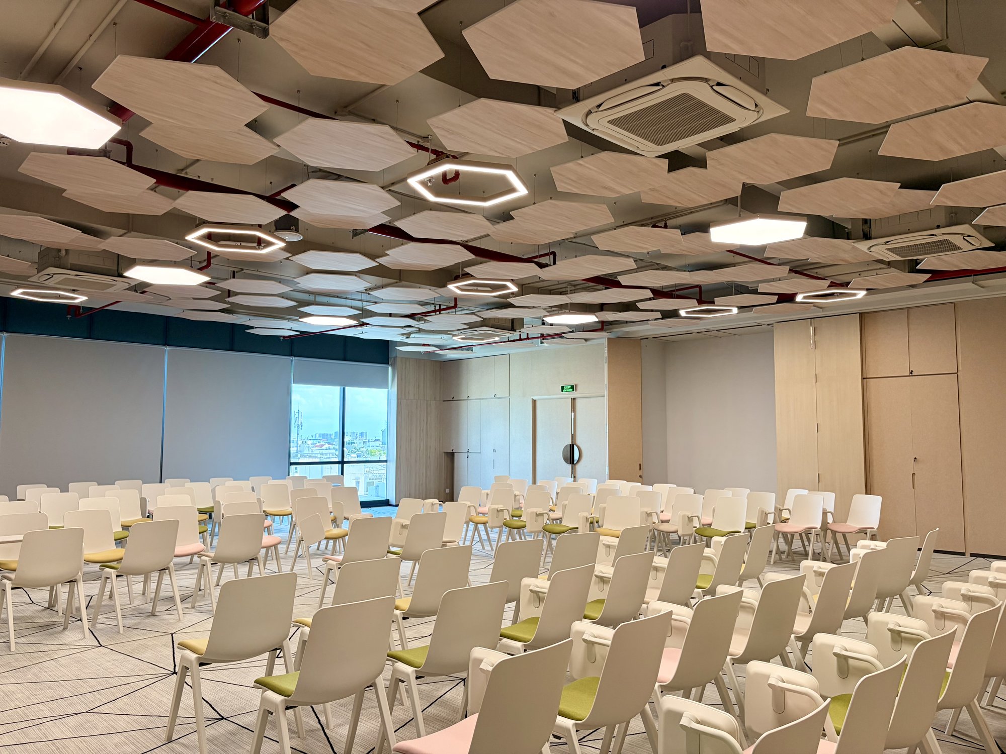 Phòng hội nghị tầng 6 Learning Hub trần tiêu âm vân gỗ