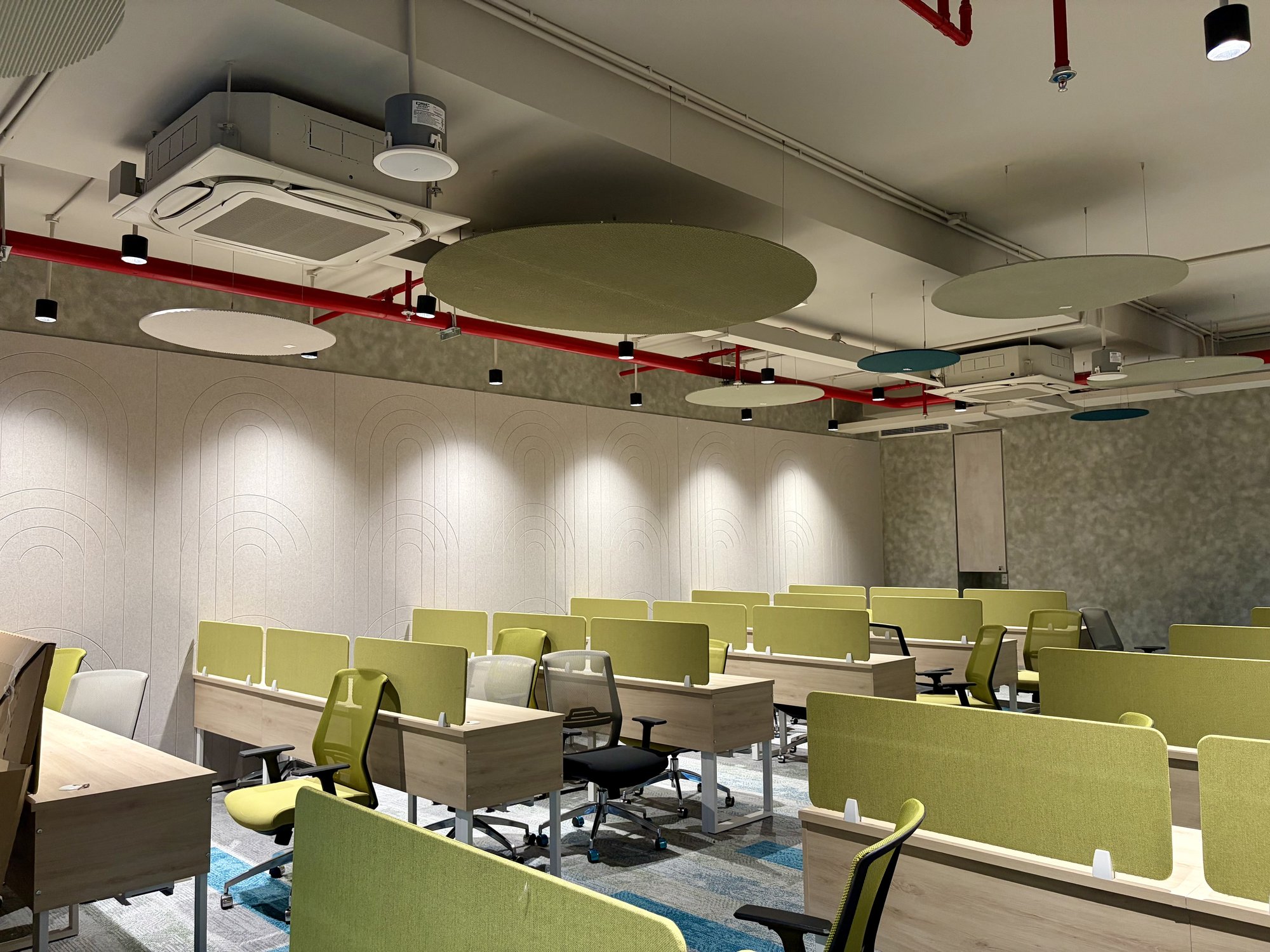 Phòng học tầng 12 Learning Hub ốp tấm PET tiêu âm