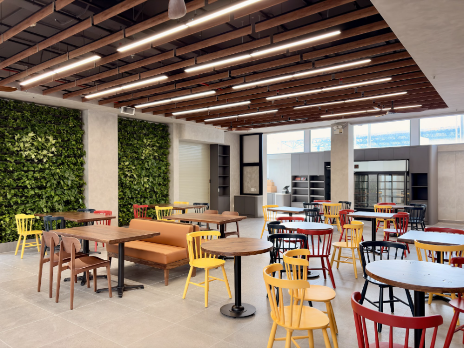 Khu lounge trần PET vân gỗ