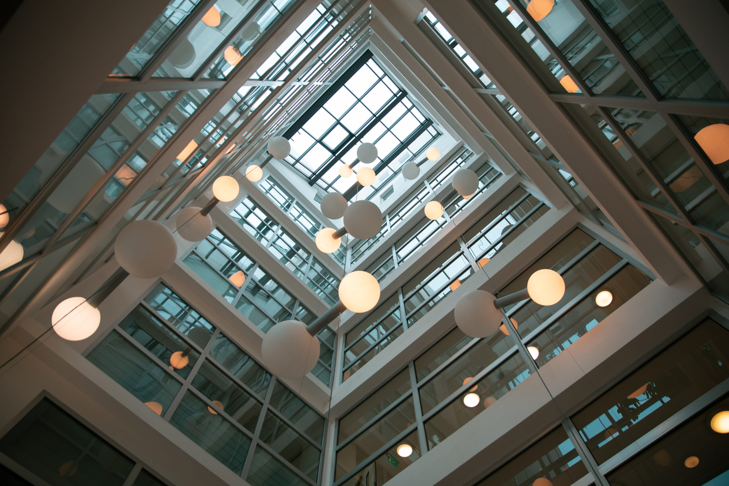Sảnh thông tầng atrium với trần kính cao và khoảng thông nhiều tầng