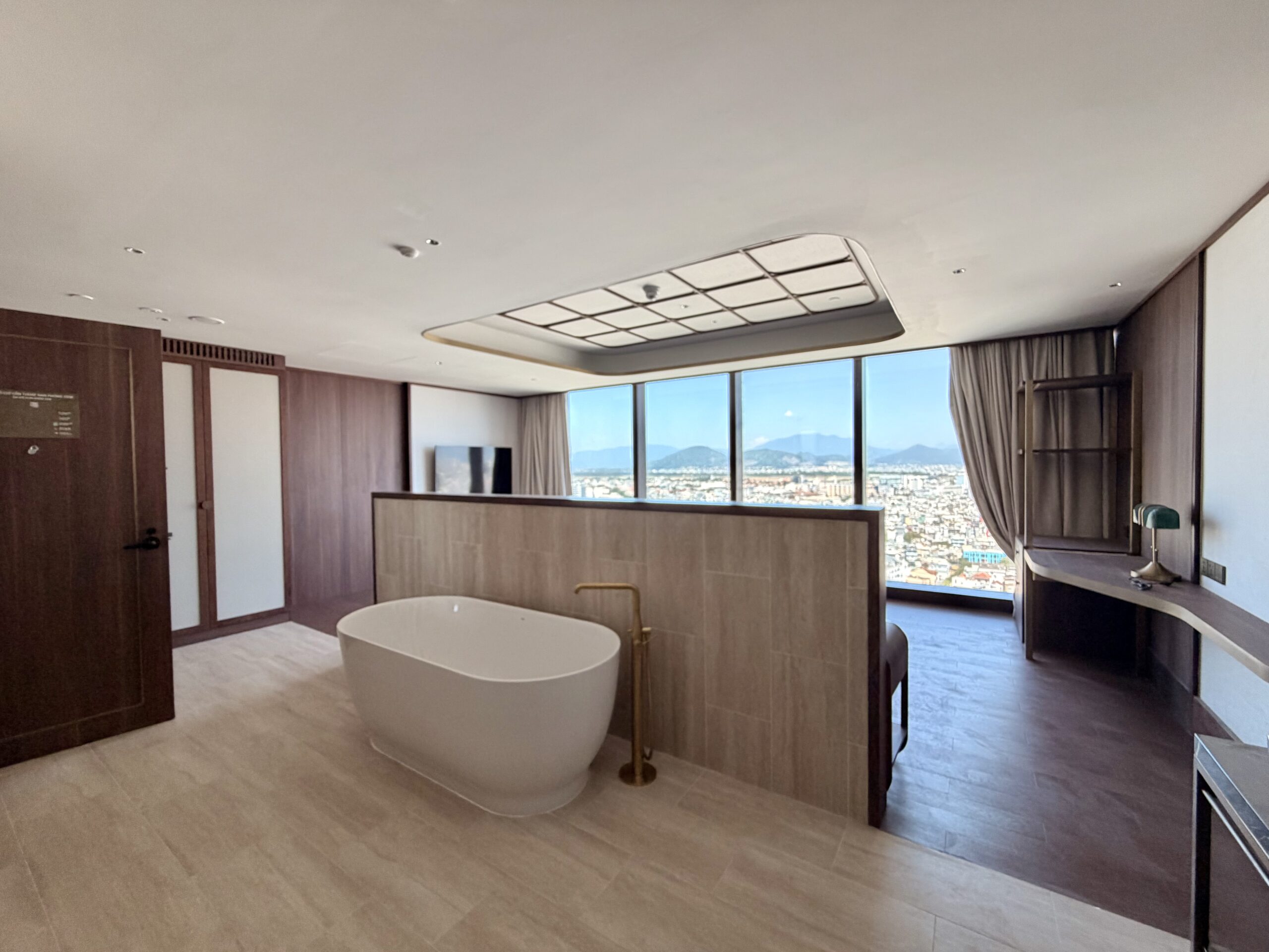 Phòng suite khách sạn lát sàn gỗ trên lớp cao su cách âm