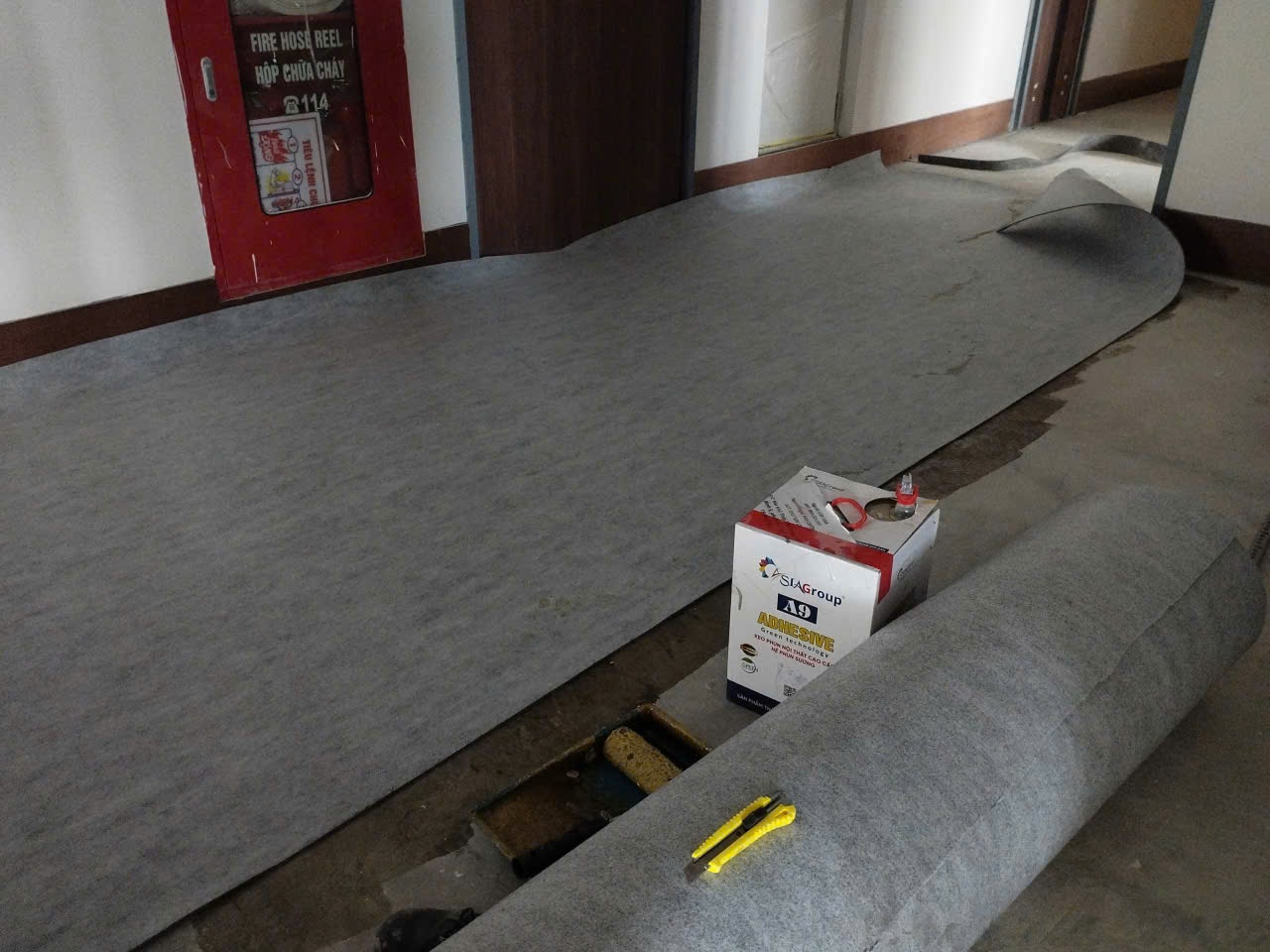 Thi công trải tấm lót dưới thảm tại hành lang khách sạn