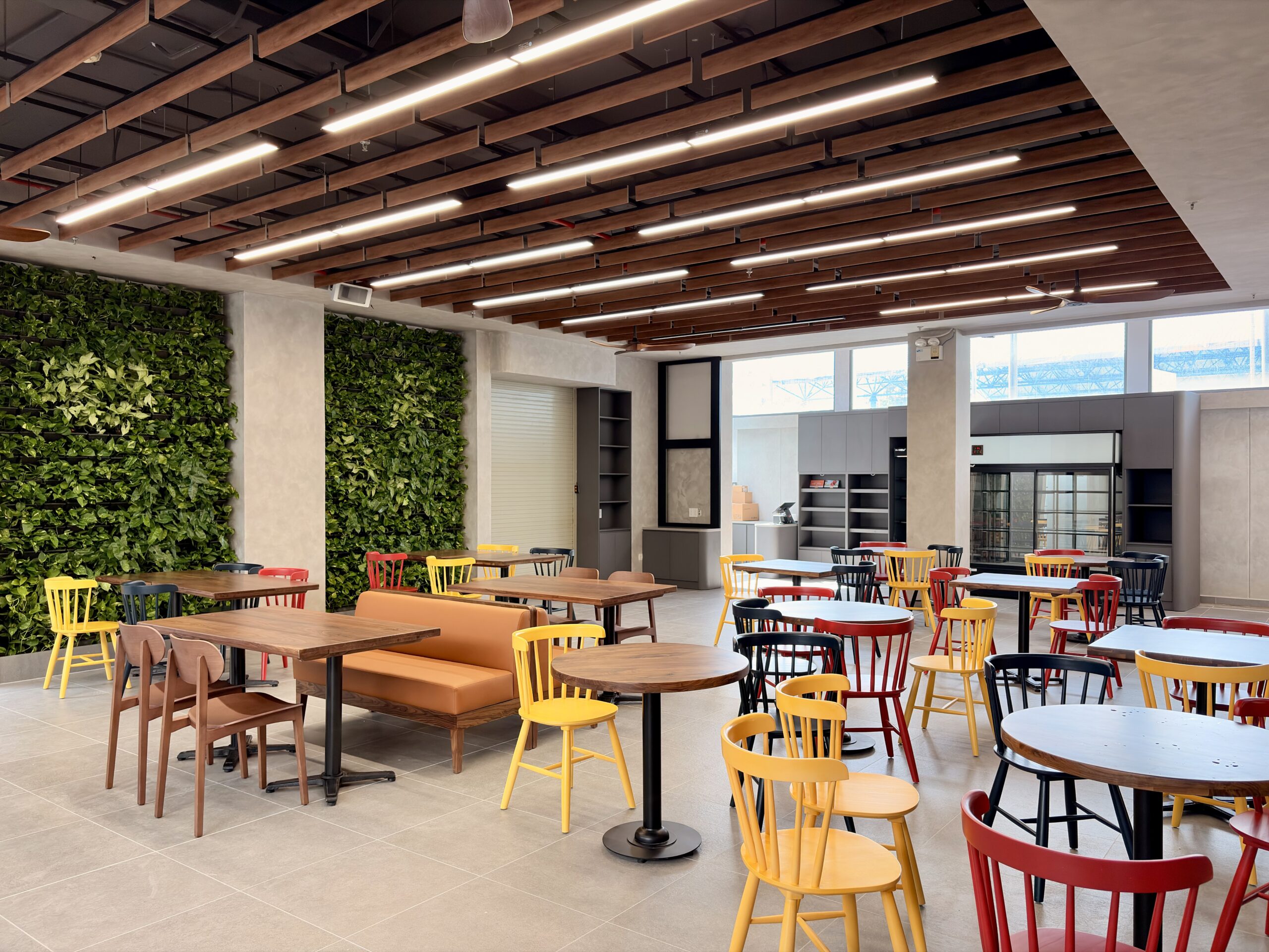 Khu Bistro và Lounge trường BIS-HCM với trần lam nhôm tiêu âm